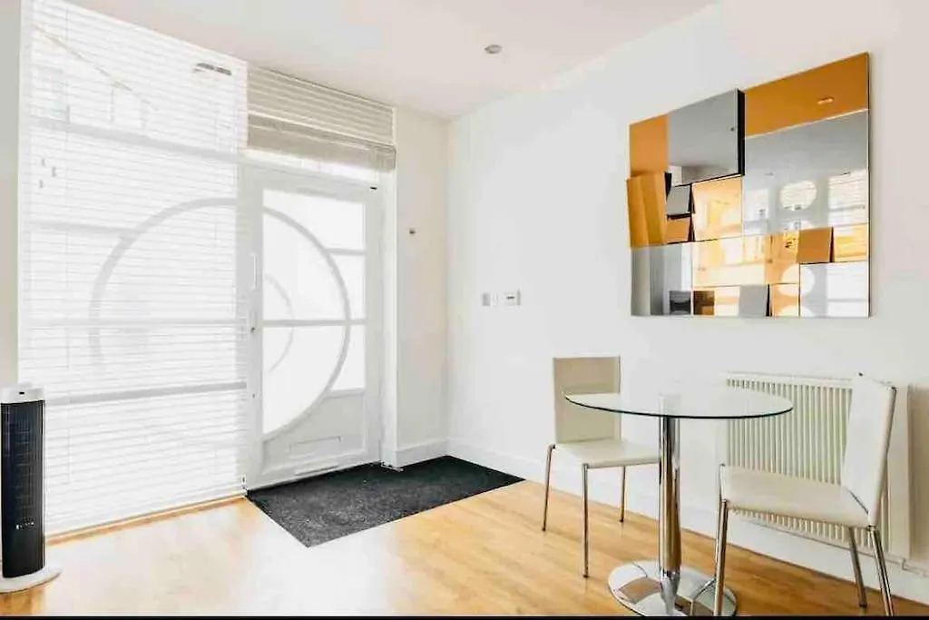לונדון Canary Wharf Luxury Apartment בריטניה