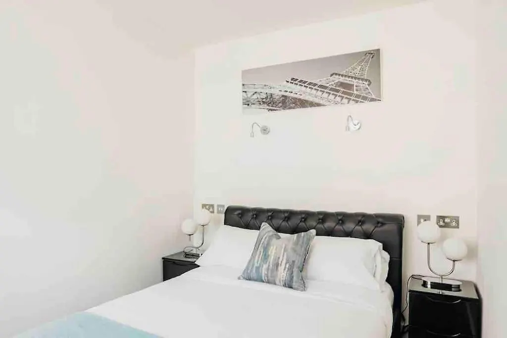 לונדון Canary Wharf Luxury Apartment בריטניה